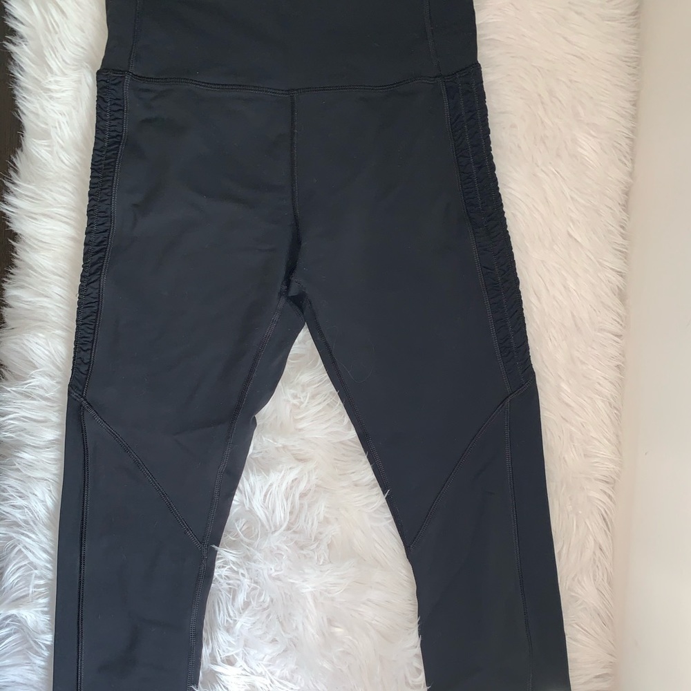 Black Lulu Lemon Cropped Leggings (rouched)